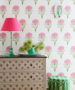 Landlige udsmykningsideer - blomstertapet med bloktryk med espalier kommode og grøn og pink bordlampe