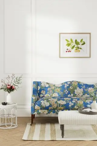 enkel hvid stue med blå blomstret sofa