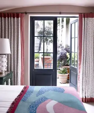 Idéia de tratamento de janela com cortinas até o chão em um quarto