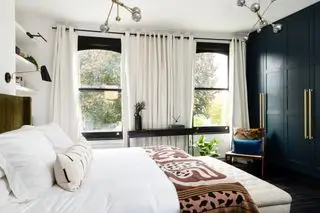 Quarto com cortinas do chão ao teto