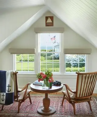quarto costeiro com área de estar na janela
