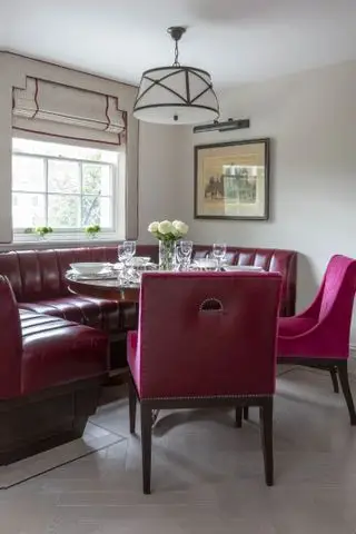 Tratamento de janela sobre banqueta em uma área de jantar