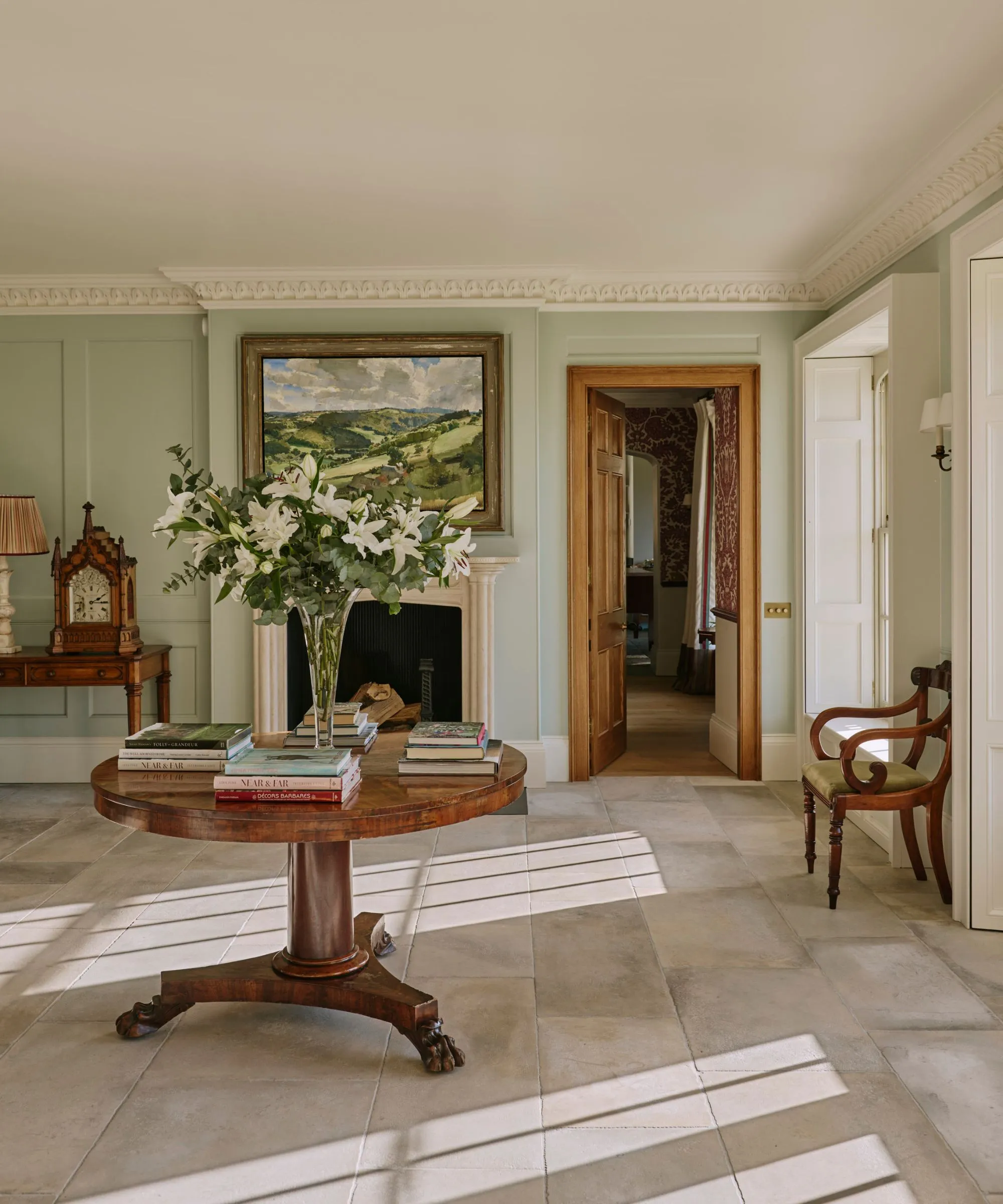 Un ampio disimpegno con al centro un tavolo da pranzo da adibire a stanza multifunzionale' loading='lazy' title=