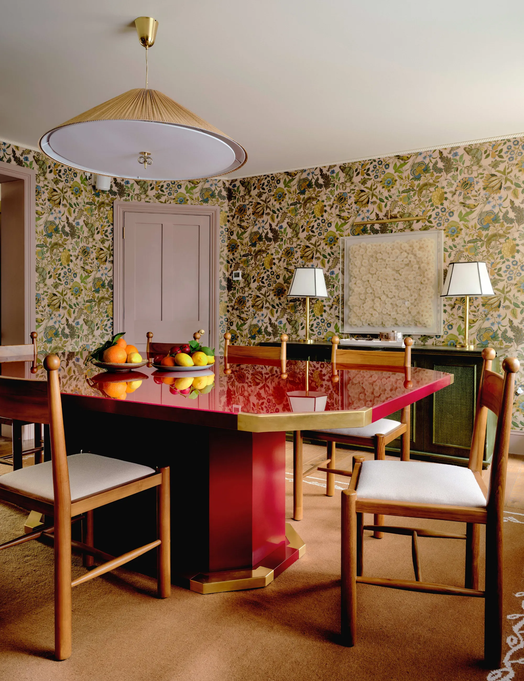 Una sala da pranzo decorata con un sorprendente tavolo da pranzo laccato rosso' loading='lazy' title=