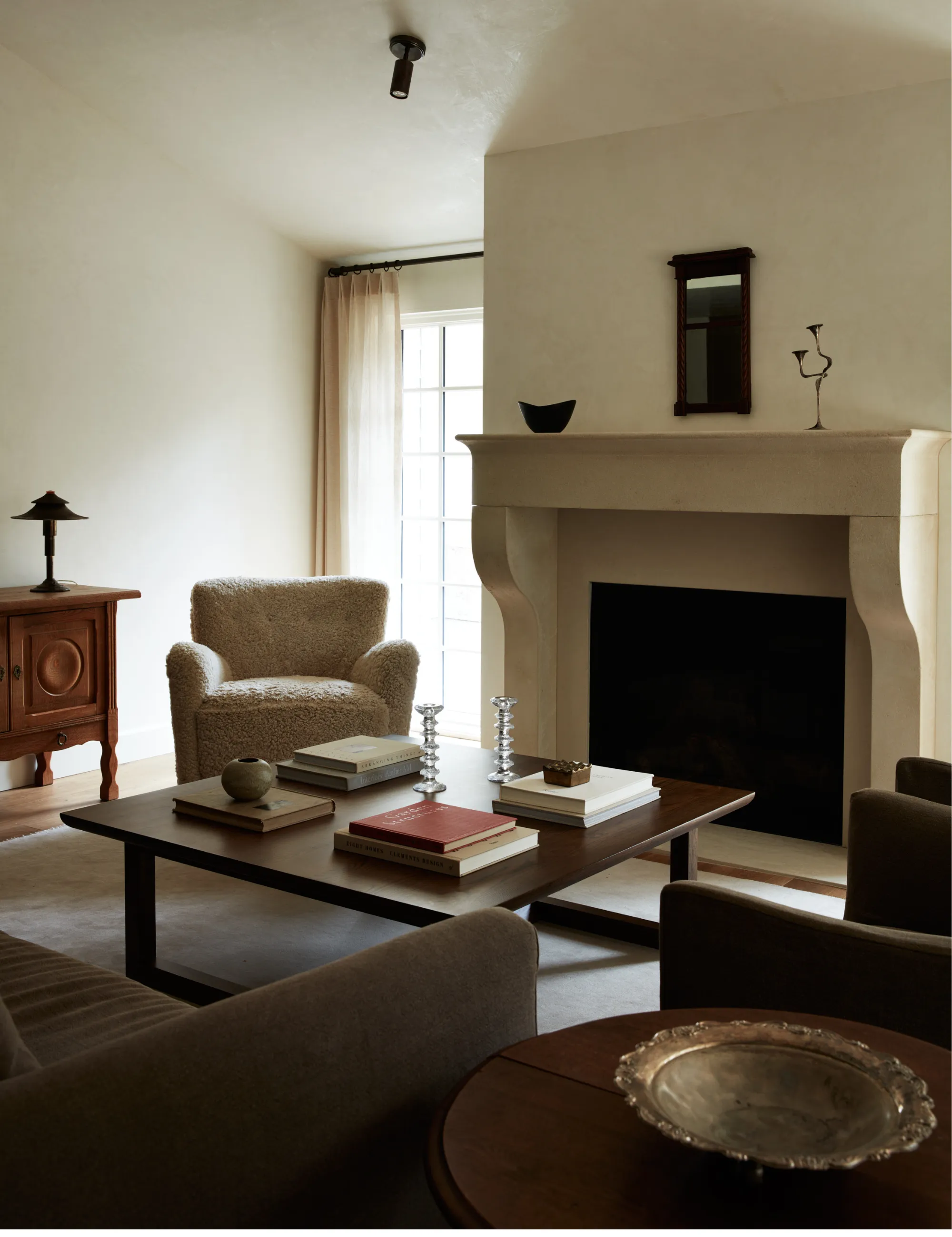 Soggiorno neutro dell'Oregon con mobili in legno di recupero' loading='lazy' title=