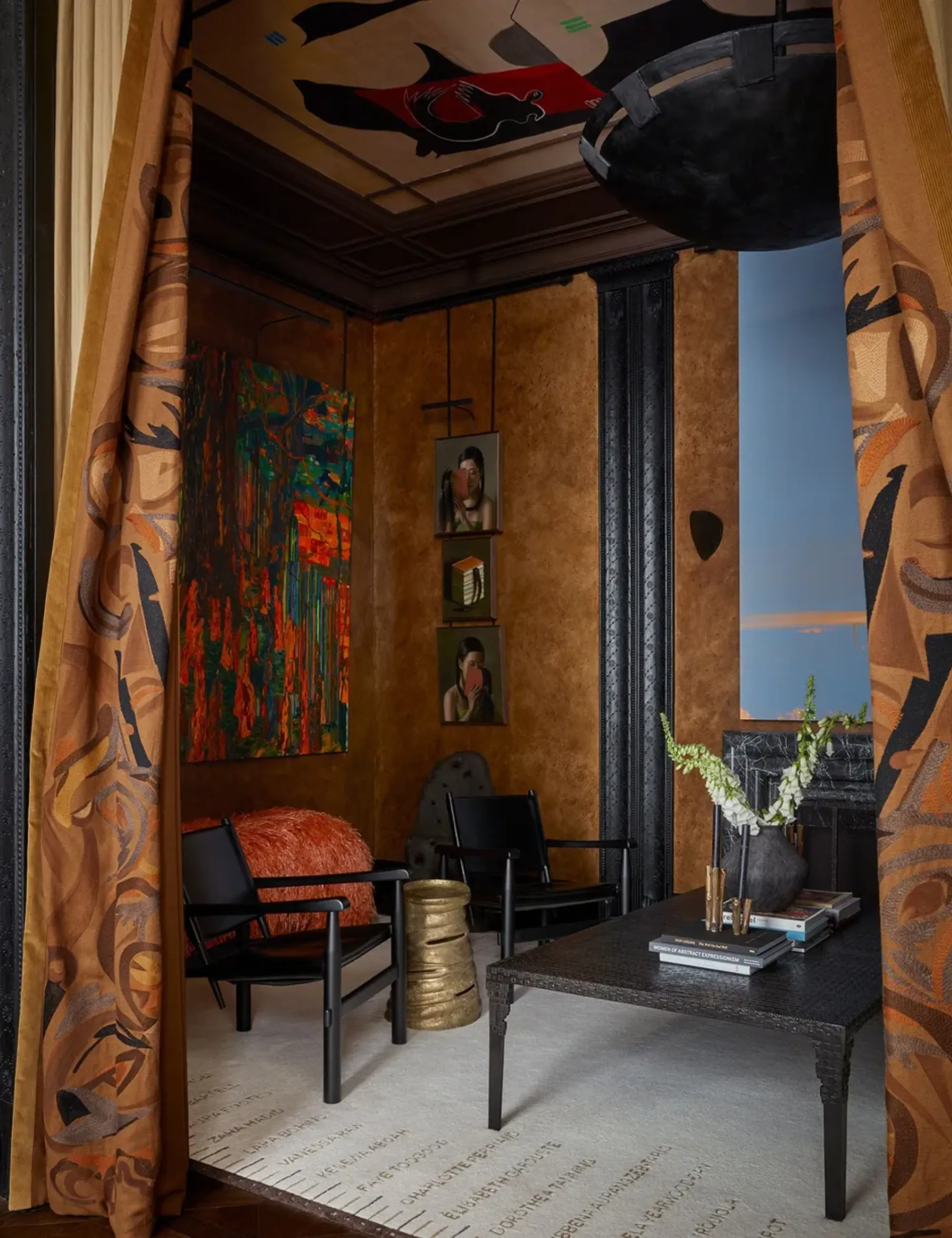 Una stanza con pareti strutturate e mobili neri' loading='lazy' title=