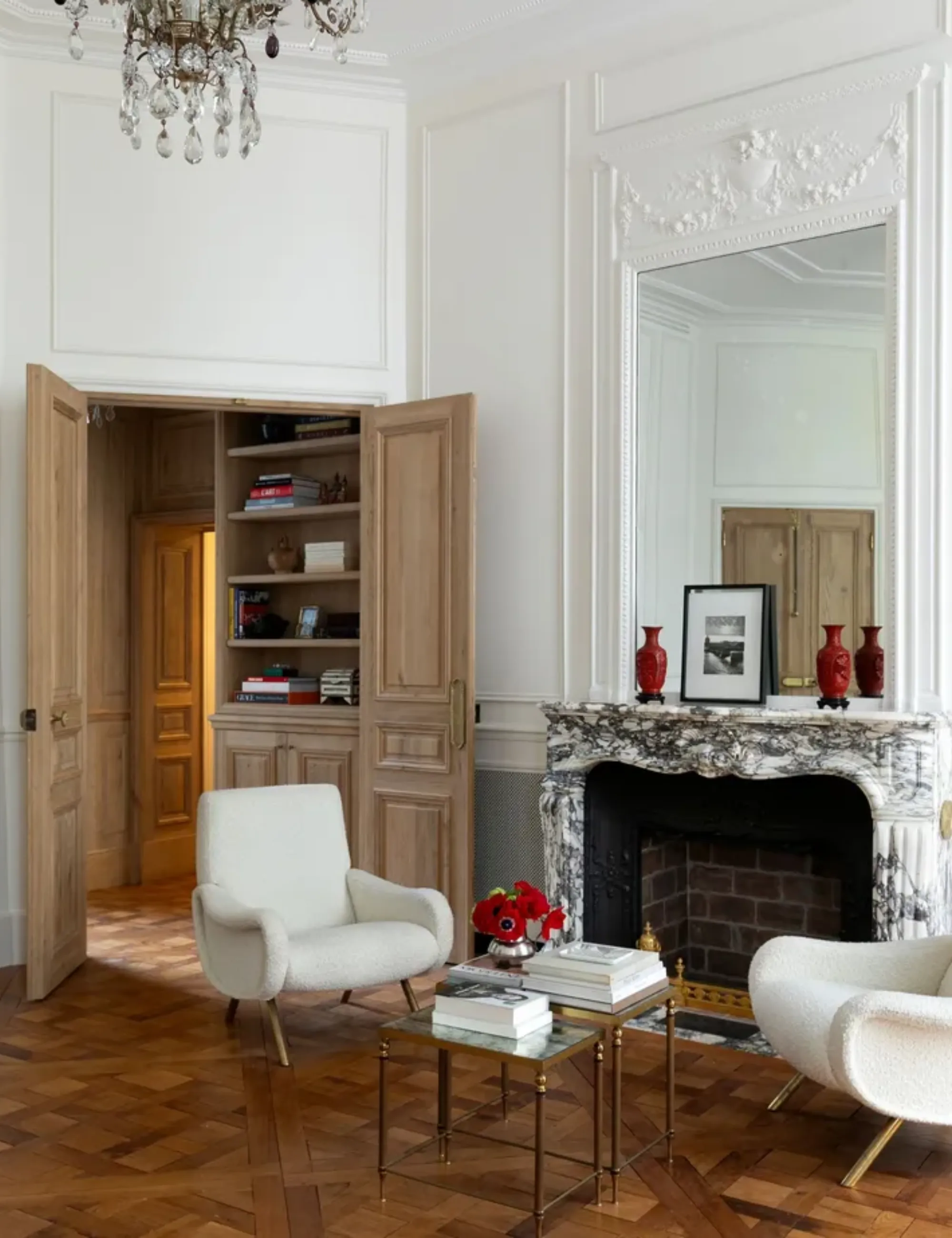 Soggiorno in un appartamento parigino con camino in marmo originale' loading='lazy' title=