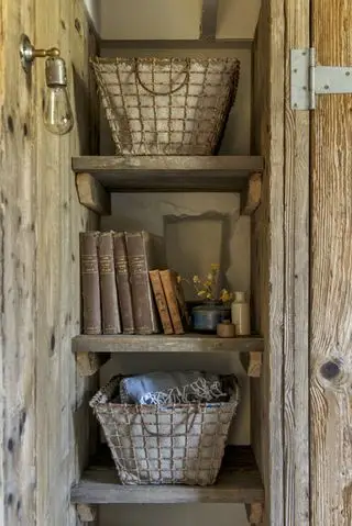 Libri d'epoca su uno scaffale