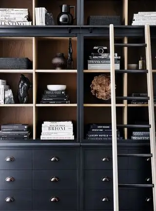 decorare scaffali con libri