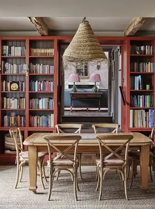 Libreria su misura attorno ad una porta