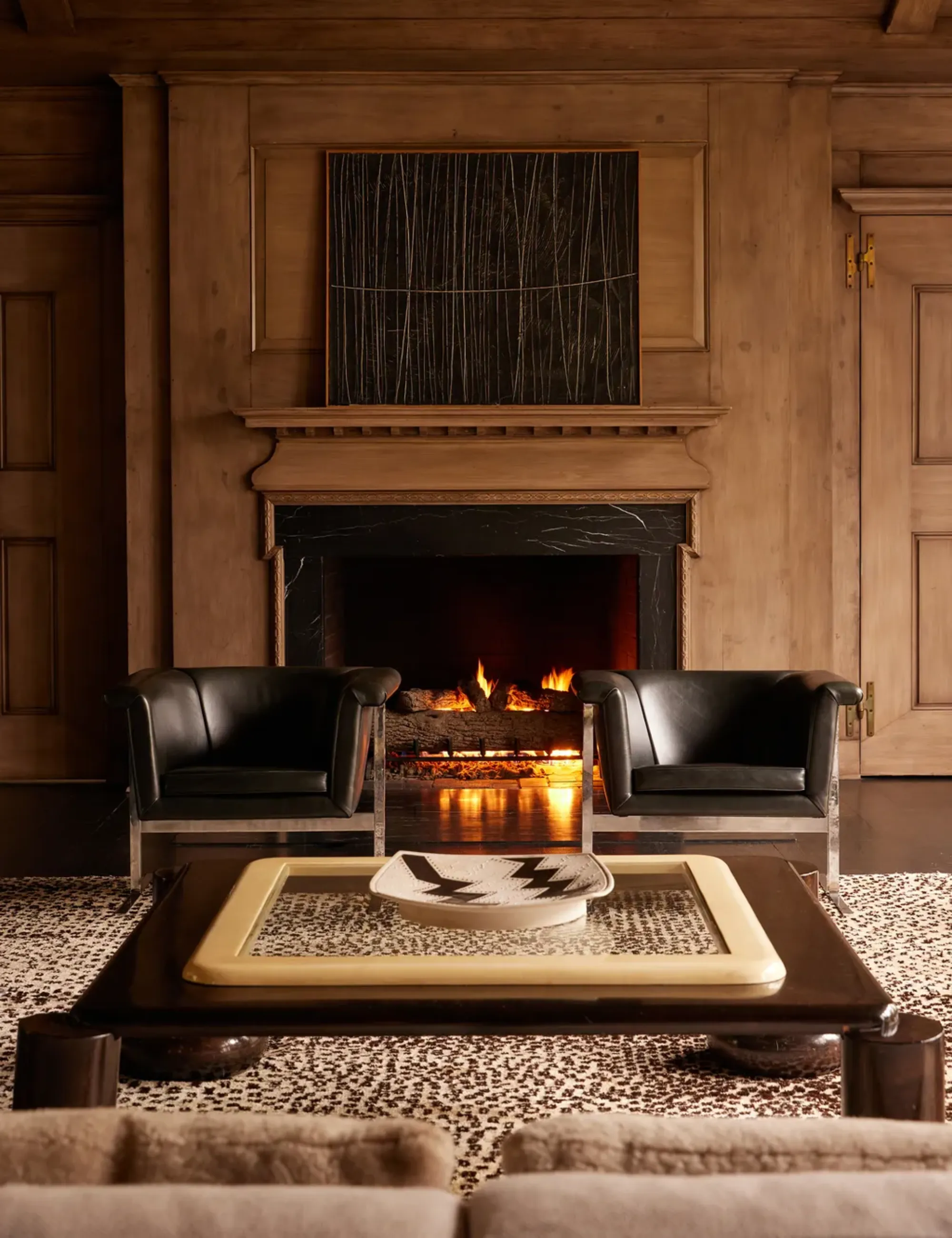 Décoration de cheminée par Kelly Wearstler' loading='lazy' title=