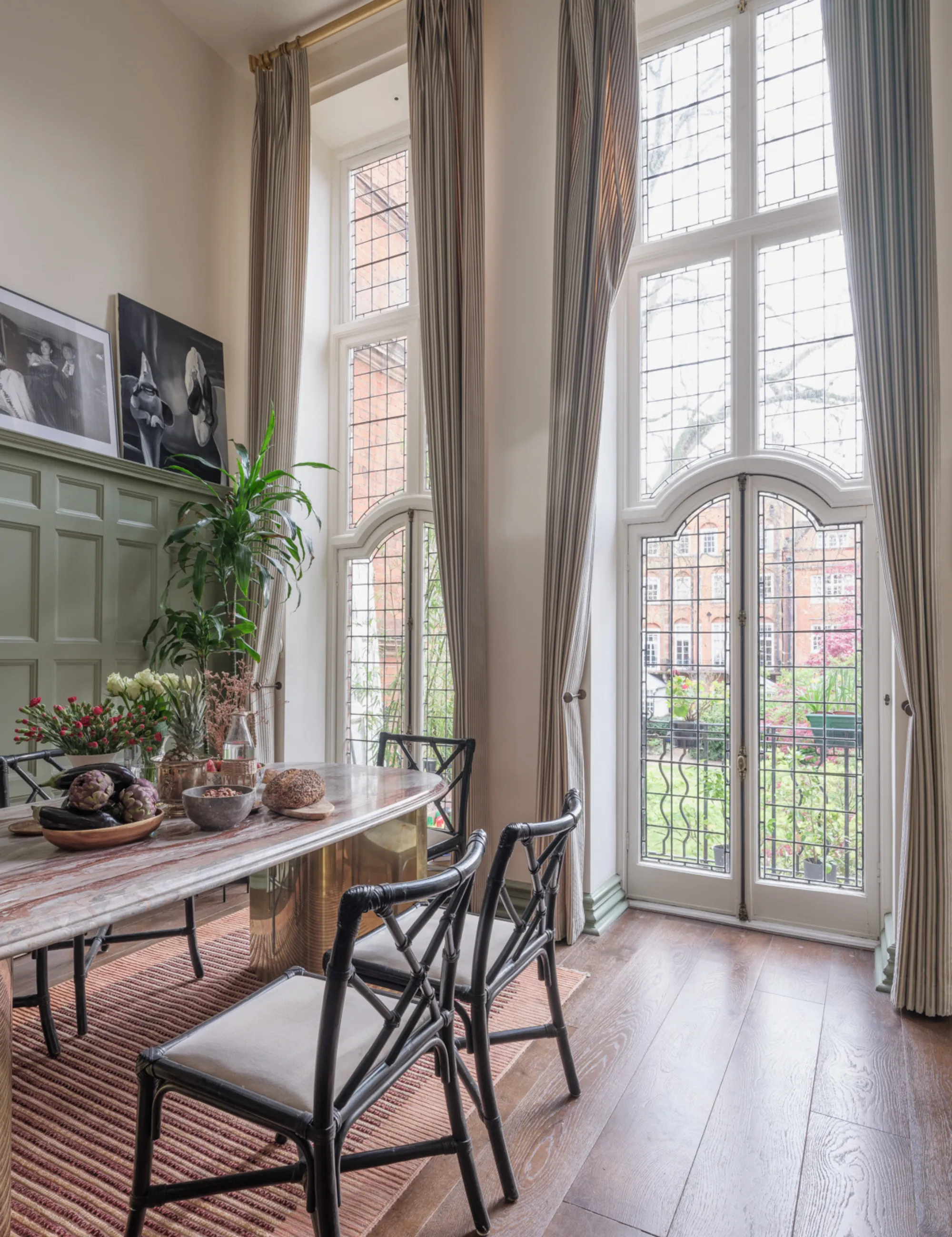 Salle à manger résidentielle Kensington conçue par Erik Munro et dotée de grands rideaux et d'une table à manger en marbre' loading='lazy' title=