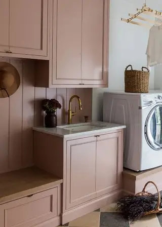 Våningsinnredningsideer, rosa pantry med vask og vaskemaskin, flislagt gulv