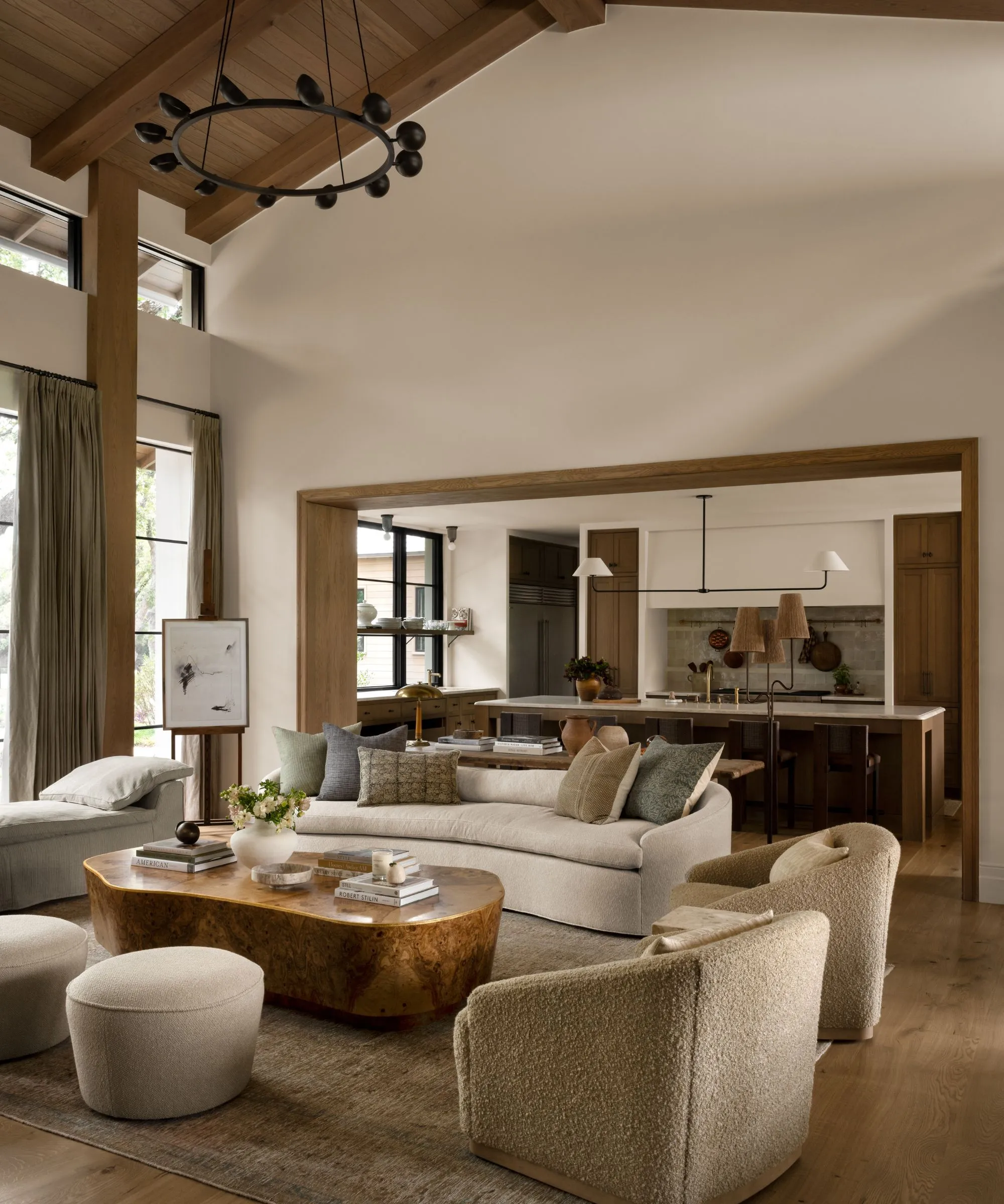 Série The Oaks Project do estúdio mcgee de imagens de salas de estar de casas de fazenda rústicas modernas' loading='lazy' title=