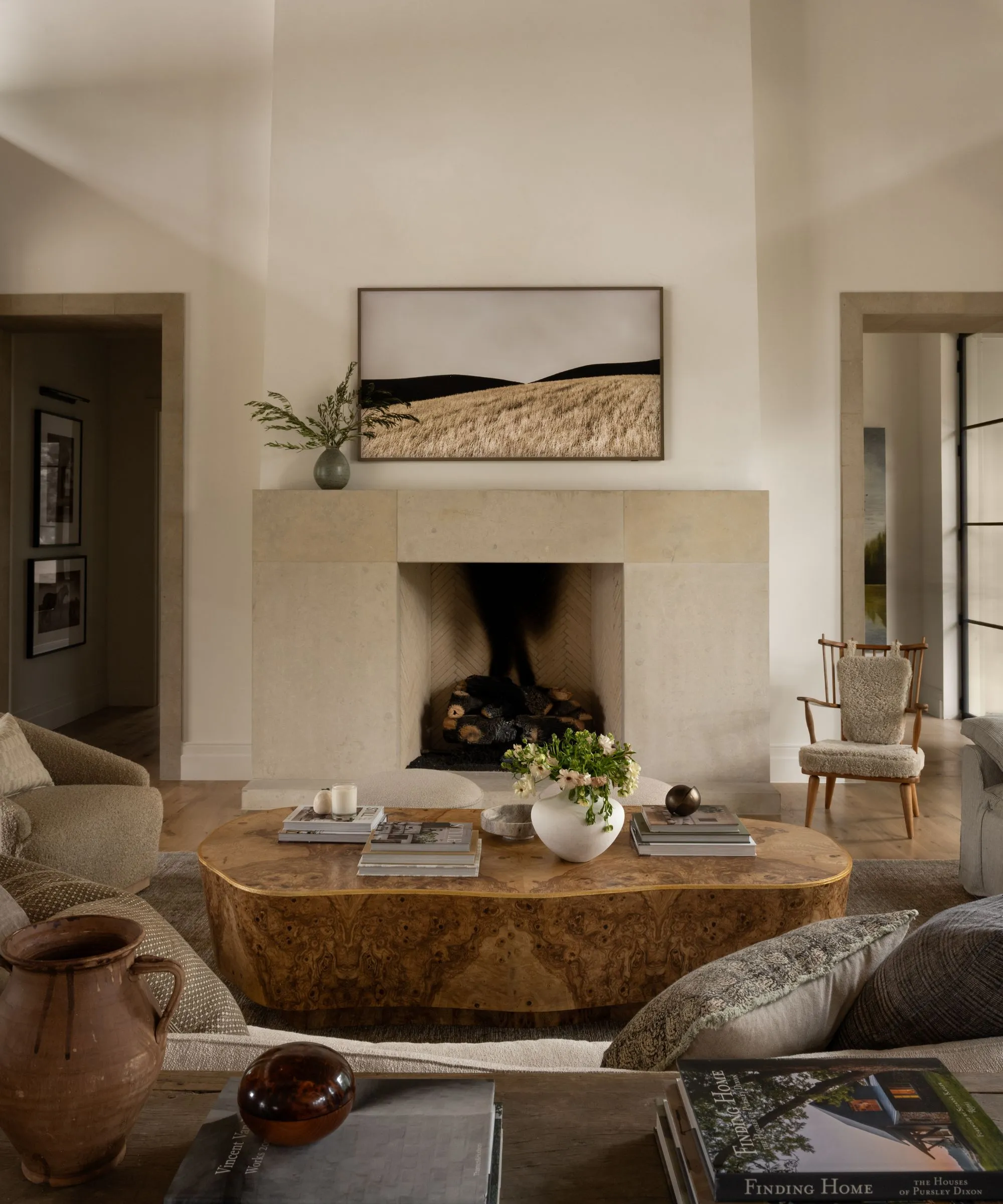 Série The Oaks Project do estúdio mcgee de imagens de salas de estar de casas de fazenda rústicas modernas' loading='lazy' title=