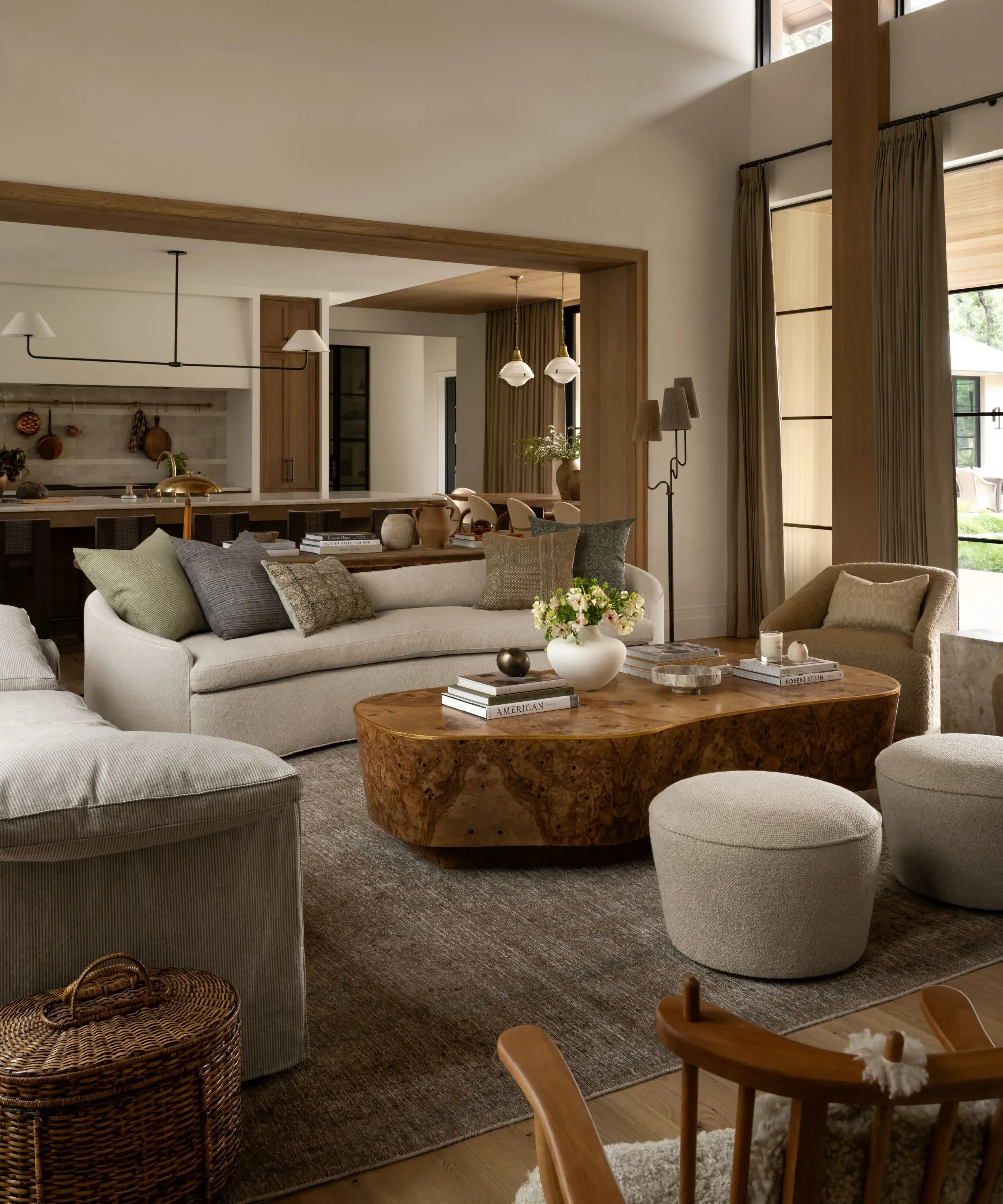 Série The Oaks Project do estúdio mcgee de imagens de salas de estar de casas de fazenda rústicas modernas' loading='lazy' title=