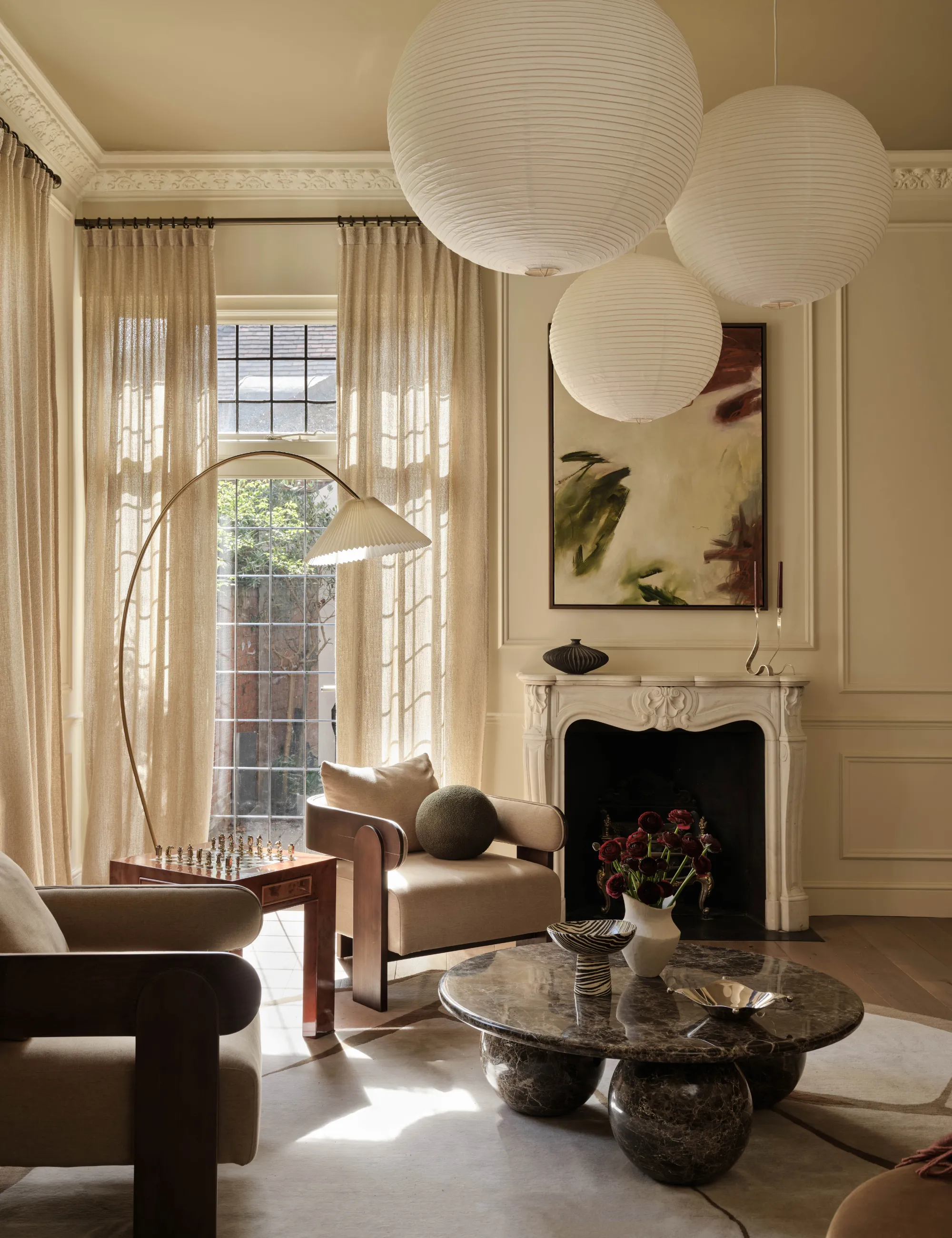 שלישיית תליון נייר כדורית בתמונה בסלון לונדוני מואר שמש עם דפוס מעוטר' loading='lazy' title=