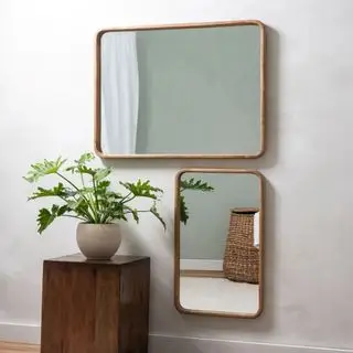To rektangulære speil ved et sidebord i tre med plantekasse