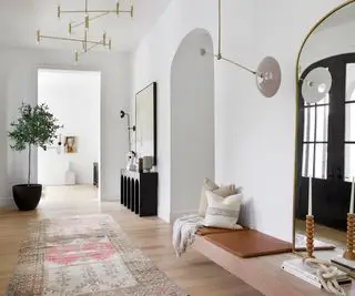 7 måter designere får en entré til å føles koselig, for den varmeste velkomsten