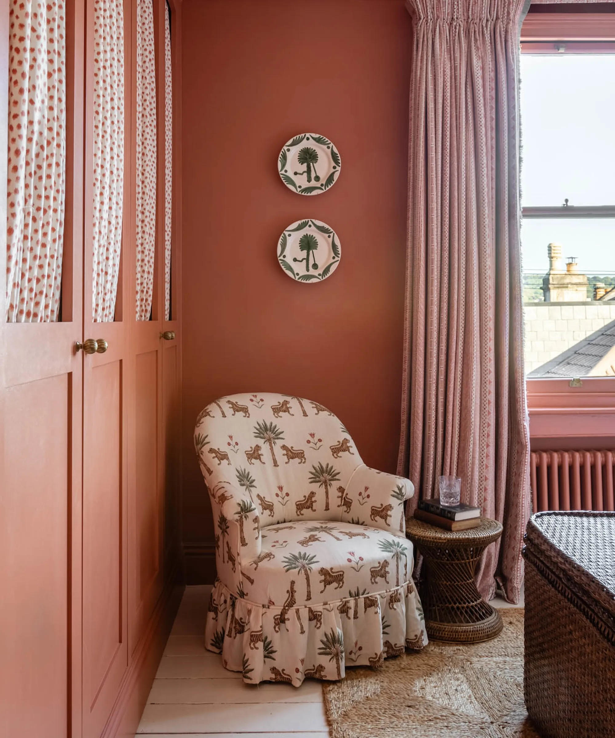 kleines orangefarbenes Schlafzimmer mit bemalten Kleiderschränken' loading='lazy' title=