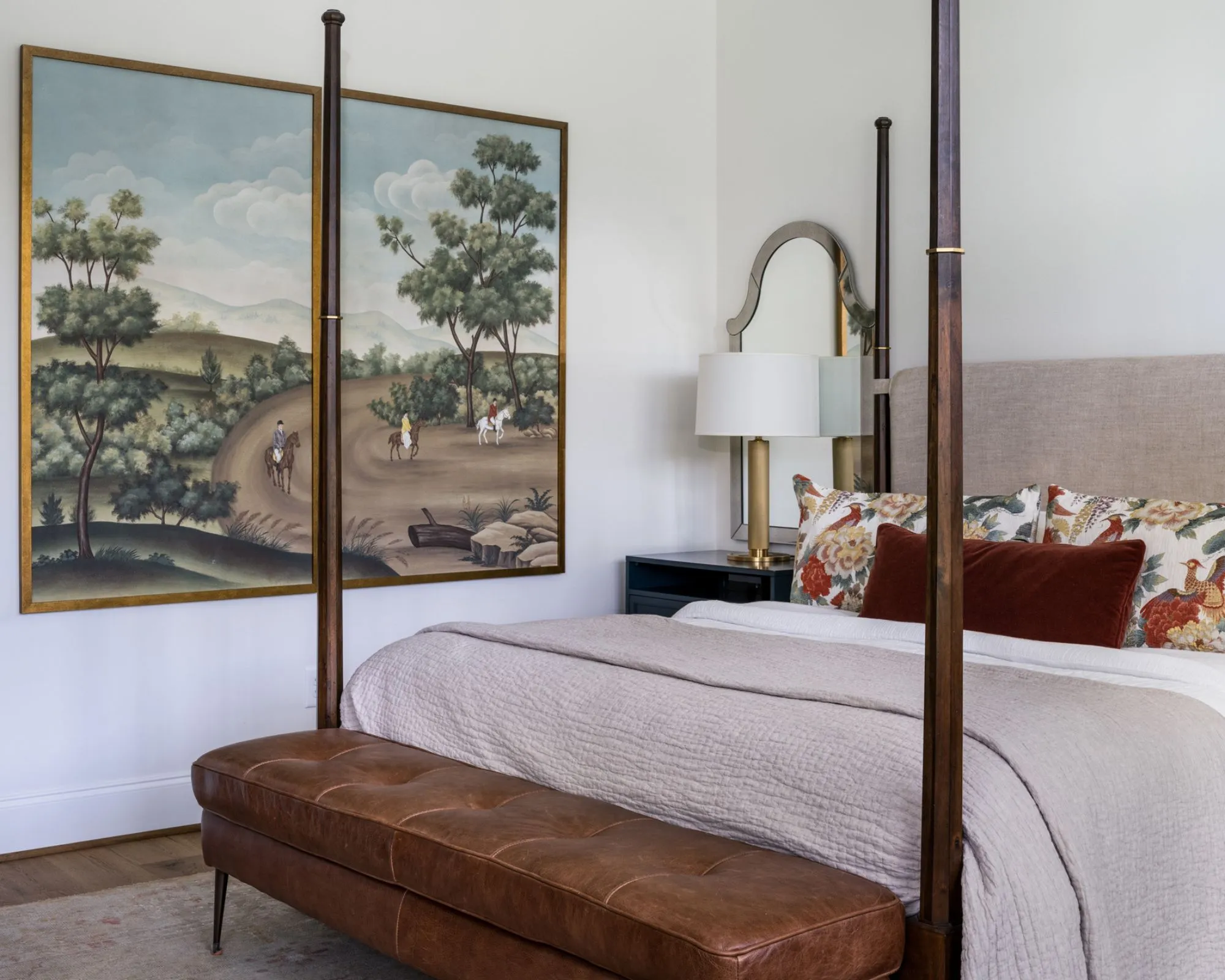 Neutrales Schlafzimmer mit Himmelbett aus Holz, beige Bettwäsche und Vintage-Akzenten' loading='lazy' title=