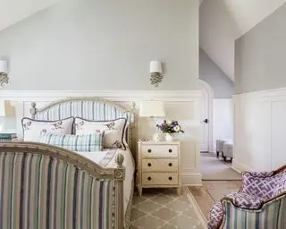 Je shabby chic stále trendem v roce 2024? Návrháři interiérů kladou důraz na tuto romantickou estetiku inspirovanou rustikálním stylem