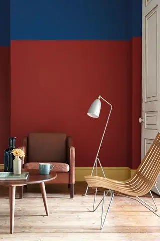 Obývací pokoj se stěnami v Deep Space Blue & Bronze Red Absolute matná emulze od Little Greene