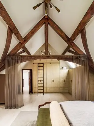 Distribución del dormitorio con mampara de cortina y zona de vestidor.