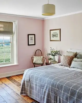 Dormitorio rosa con vistas al campo.