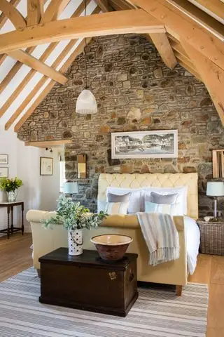 Idea de diseño de dormitorio con pared de piedra