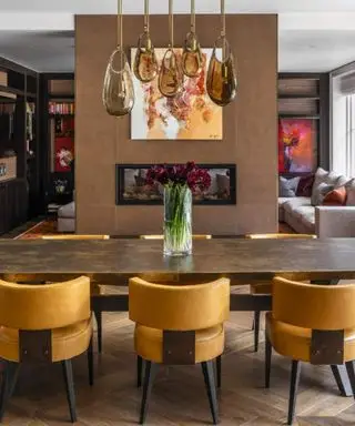 Salle à manger jaune et métallique avec table en premier plan