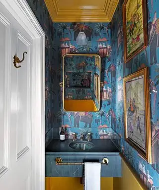 Salle d'eau bleue et jaune