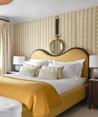 Chambre blanche et jaune avec fenêtre en arrière-plan
