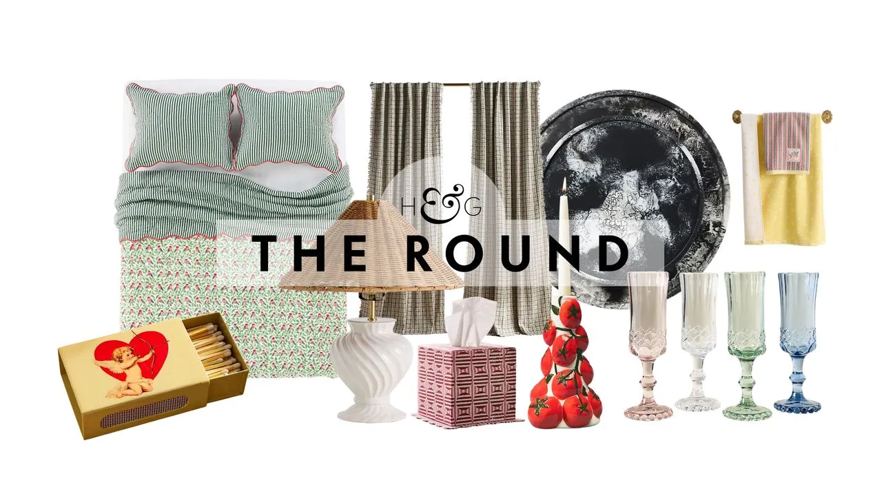 Uma colagem de novidades da Anthropologie para 2026, incluindo uma caixa de fósforos com motivo de cupido, abajur de mesa floral, painel de cortina, caixa de tecido dupla, castiçal com motivo de tomate, resina de vidro multicolorida Lazy Susan e toalhas de mão coloridas retratadas contra um fundo branco.' loading='lazy' title=