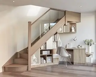 En under trappe ideer med indbygget skrivebord og reol under bleg træ trappe