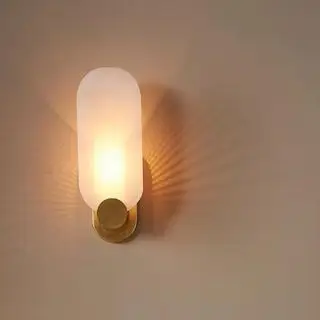 Une applique murale rétro dorée