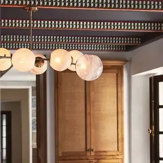 Un lustre sculptural d'Anthropologie
