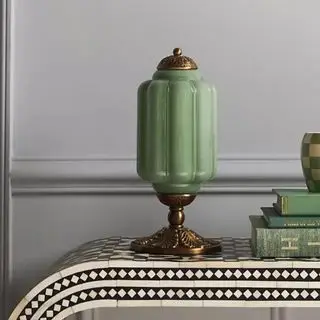 Une lampe de table verte à l'ancienne