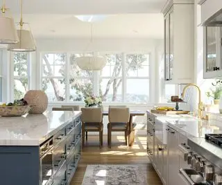 White Island come parte di una cucina a pianta aperta e di una sala da pranzo
