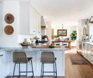 Penisola grigio chiaro in cucina moderna con sedia bianca