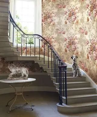 Großes Treppenhaus mit Blumentapete, Steinboden und Treppen, Dalmatiner auf der Treppe