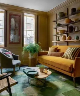 Wohnzimmer mit senffarbener Couch