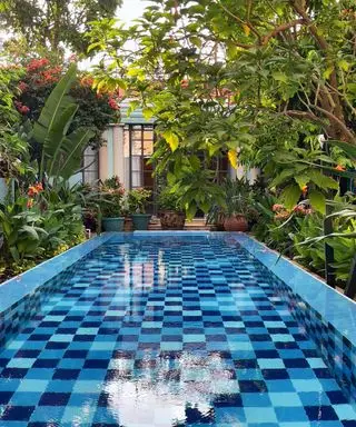 Piscina buscando casa con azulejos azules a cuadros en el suelo