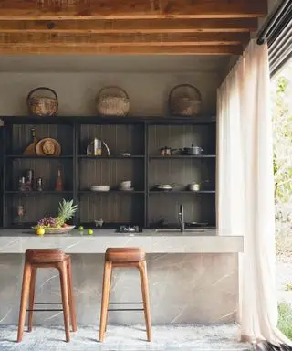 Cocina con acabados de cemento al estilo mexicano contemporáneo.