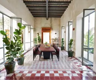 Comedor de estilo mexicano con azulejos rojos y blancos.
