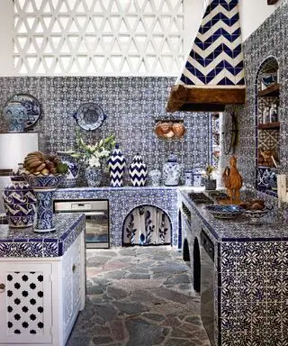 Cocina con decoración mexicana con azulejos azules y blancos.