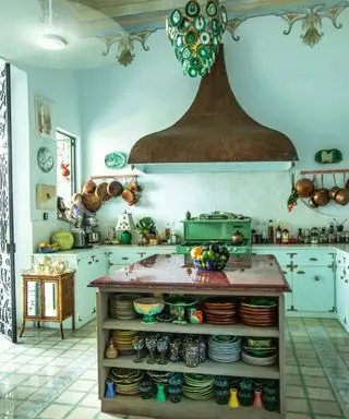 Cocina turquesa con decoración de estilo mexicano.