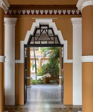 Arco que da al patio con decoración mexicana.