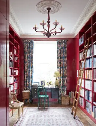 Oficina en casa con ideas para guardar libros