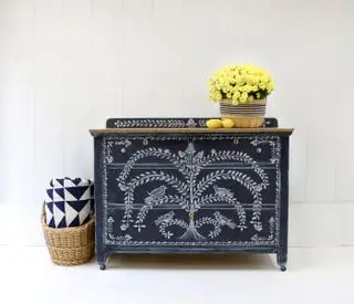 Ideas de muebles pintados con arte popular.